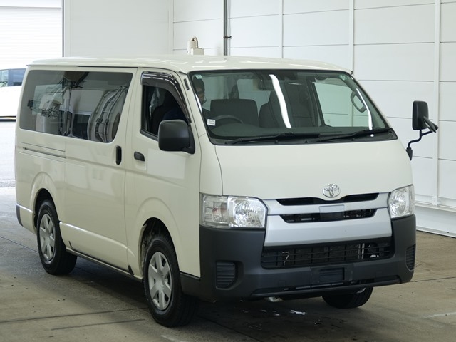 TOYOTA HIACE — фото