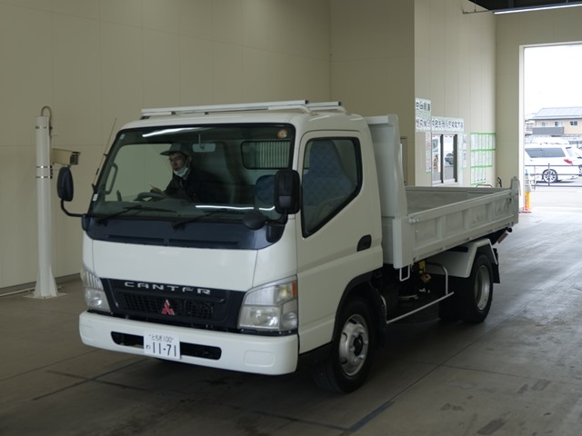 MITSUBISHI CANTER — фото