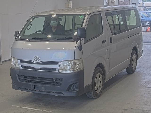TOYOTA HIACE — фото