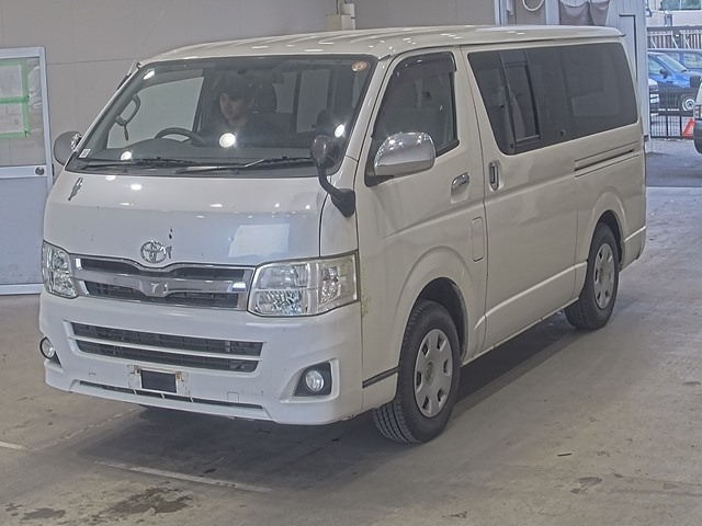 TOYOTA HIACE — фото