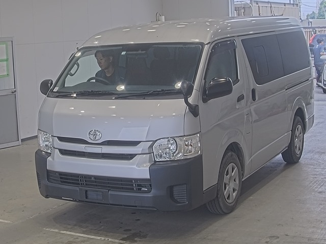 TOYOTA HIACE — фото