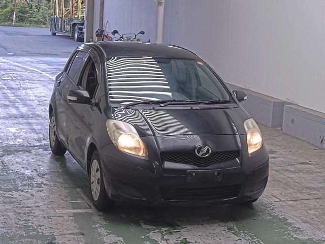 TOYOTA VITZ — фото