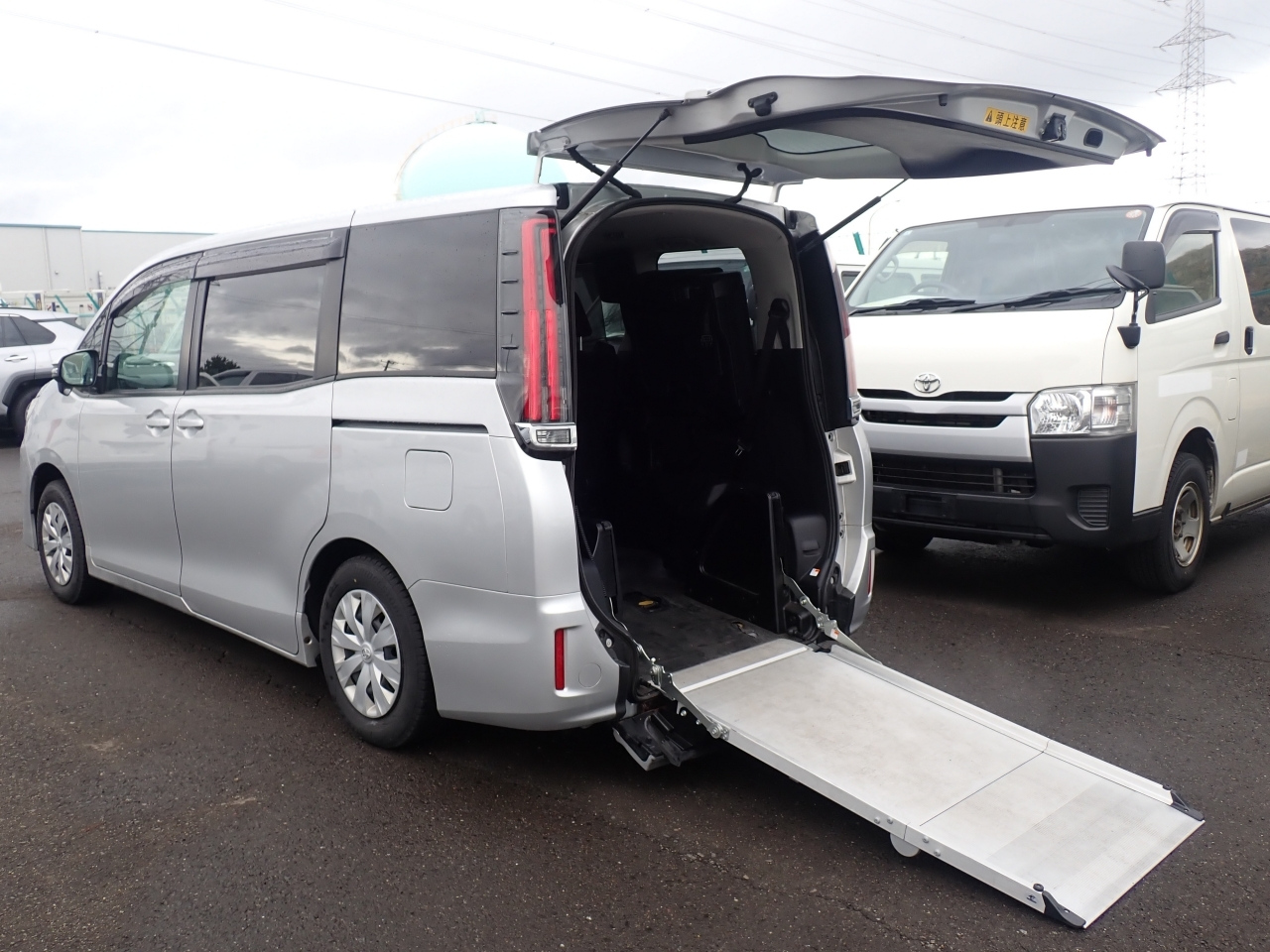 TOYOTA NOAH — фото