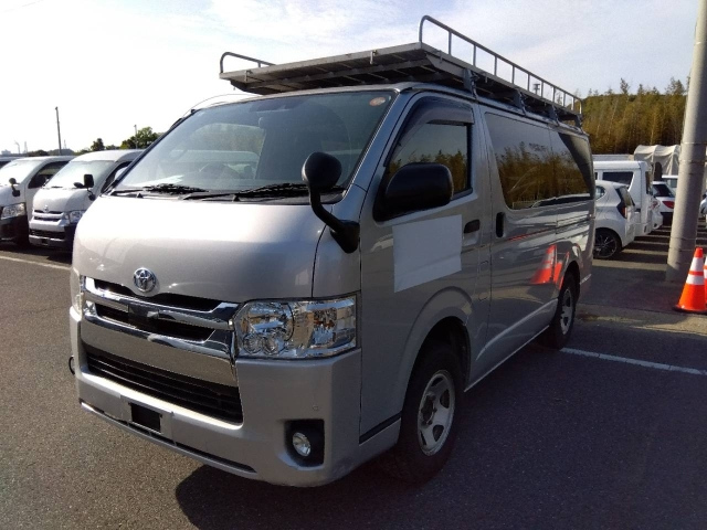 TOYOTA HIACE — фото