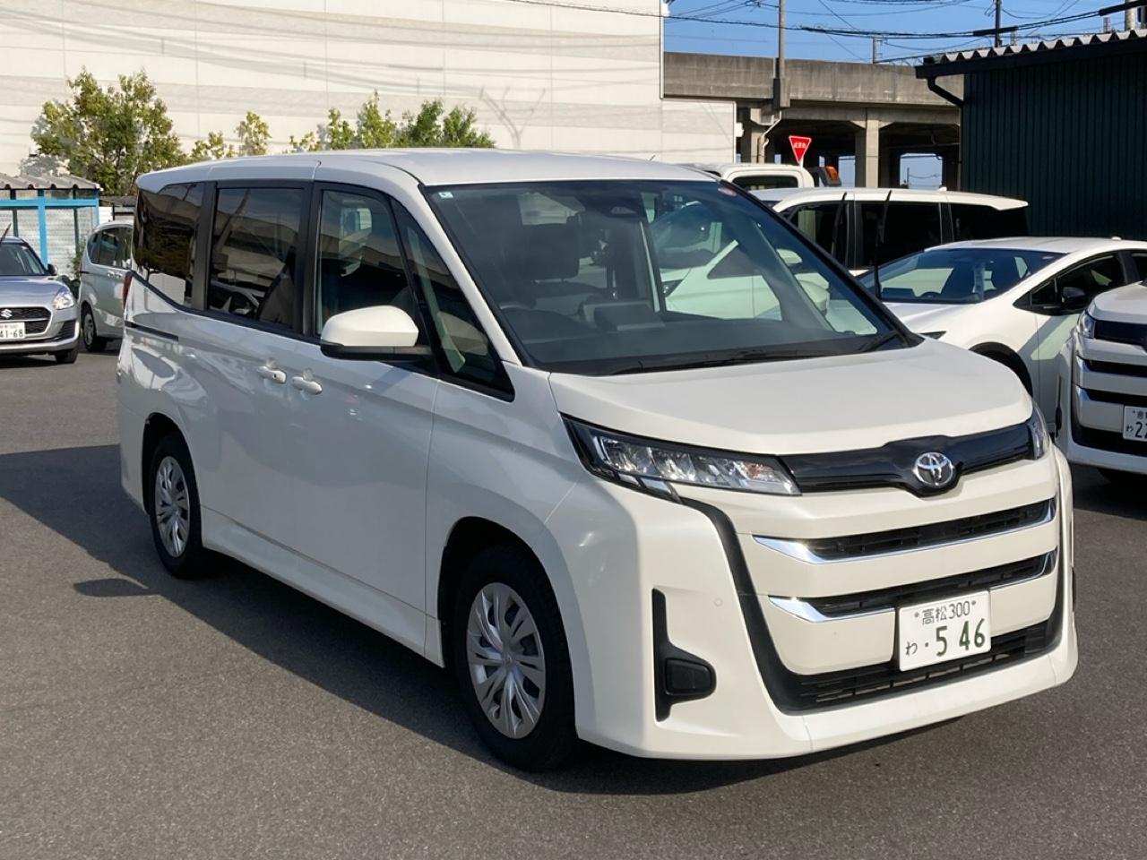 TOYOTA NOAH — фото