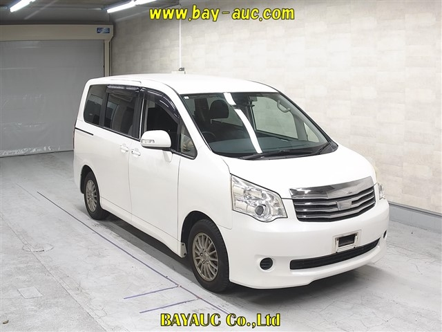 TOYOTA NOAH — фото