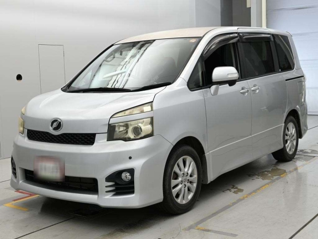 TOYOTA VOXY — фото