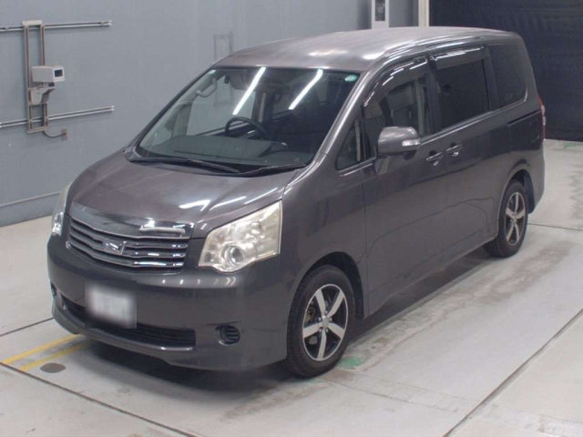 TOYOTA NOAH — фото