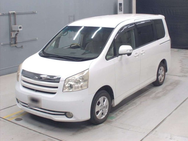 TOYOTA NOAH — фото