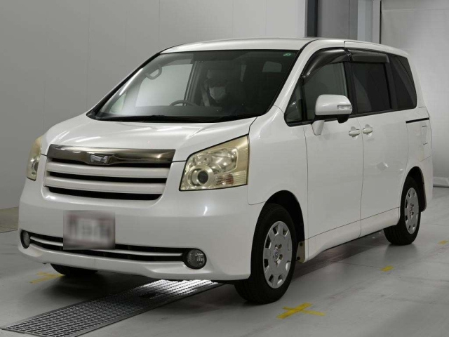 TOYOTA NOAH — фото
