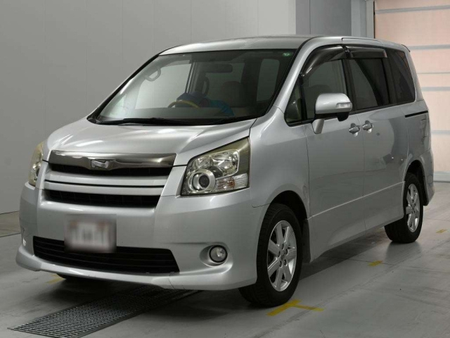 TOYOTA NOAH — фото