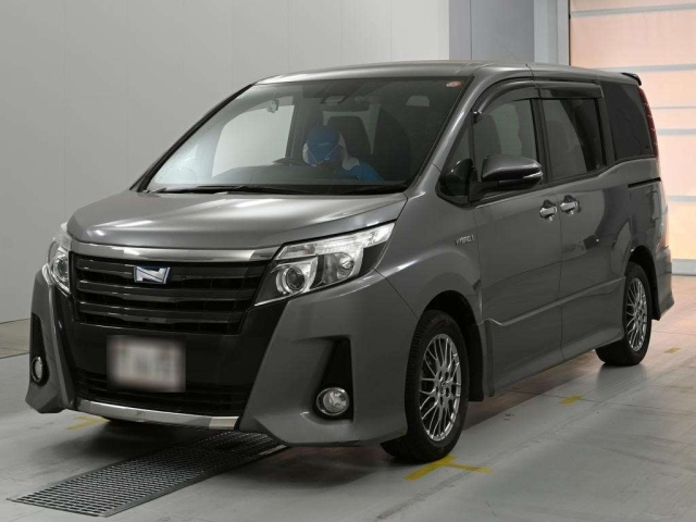 TOYOTA NOAH — фото