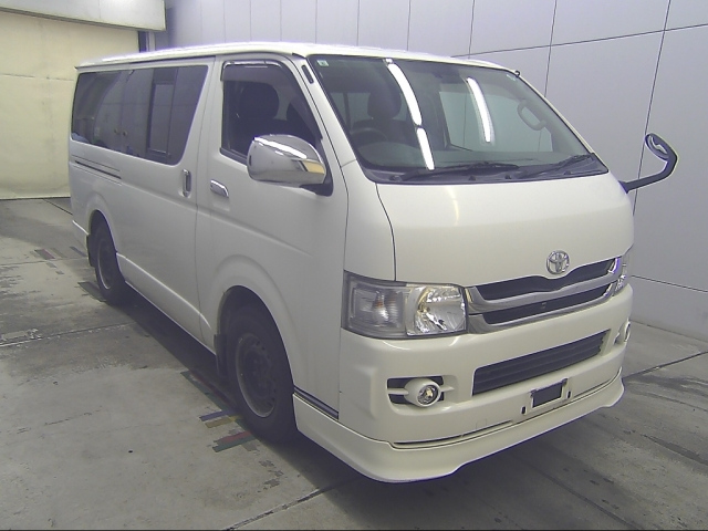 TOYOTA HIACE — фото