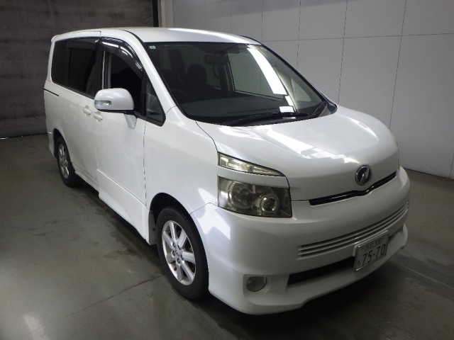 TOYOTA VOXY — фото