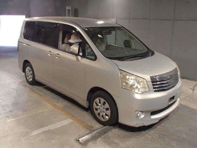 TOYOTA NOAH — фото