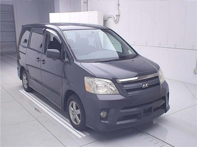 TOYOTA NOAH — фото