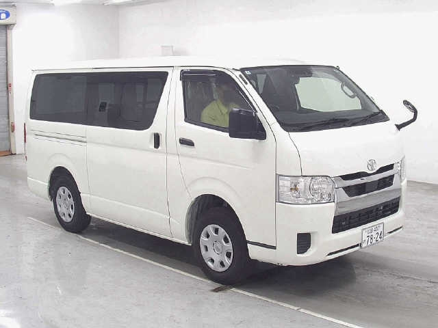 TOYOTA HIACE — фото
