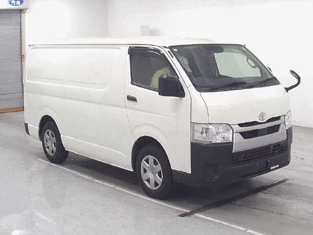 TOYOTA HIACE — фото