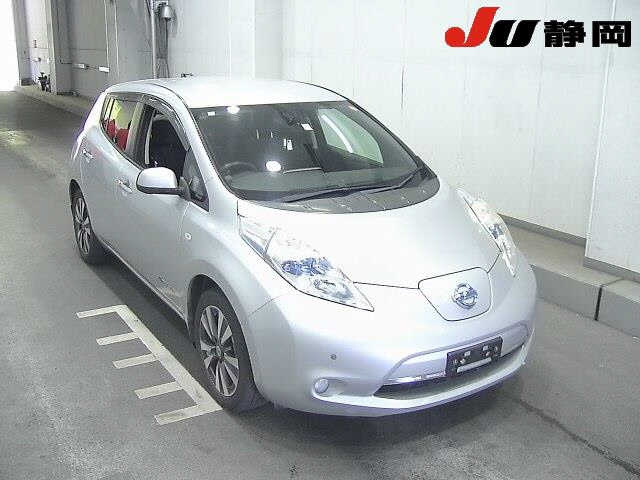 NISSAN LEAF — фото