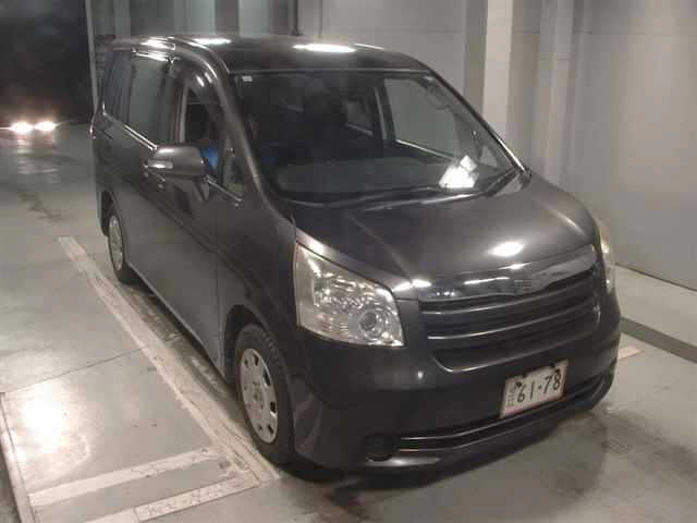 TOYOTA NOAH — фото
