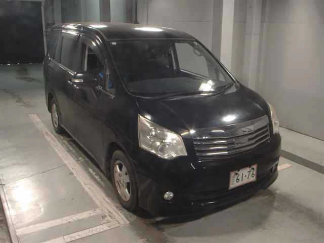 TOYOTA NOAH — фото