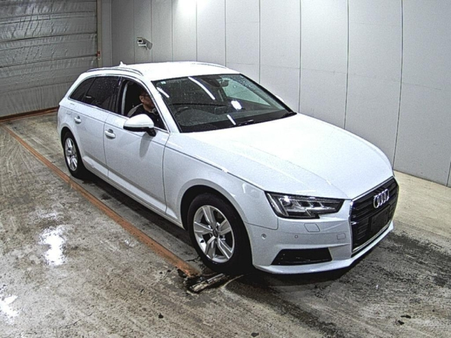 AUDI A4 — фото