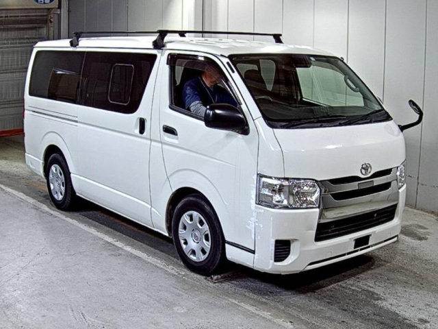 TOYOTA HIACE — фото