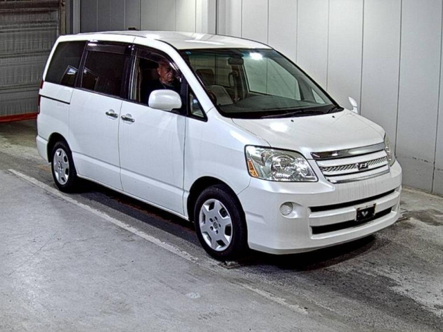 TOYOTA NOAH — фото