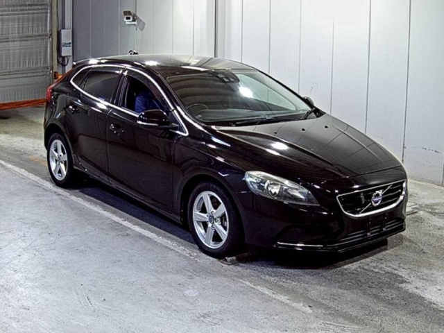 VOLVO V40 — фото