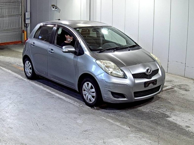 TOYOTA VITZ — фото