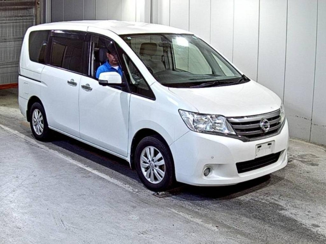 NISSAN SERENA — фото