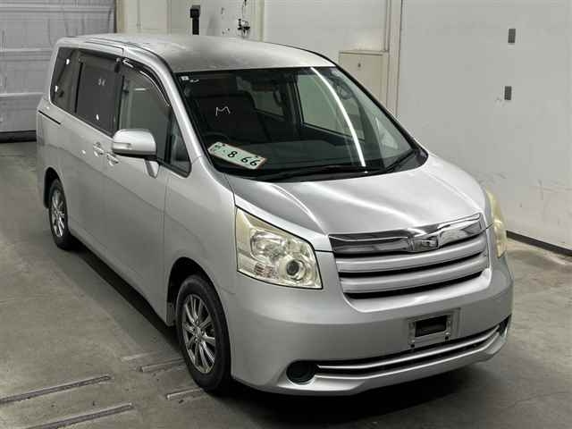 TOYOTA NOAH — фото