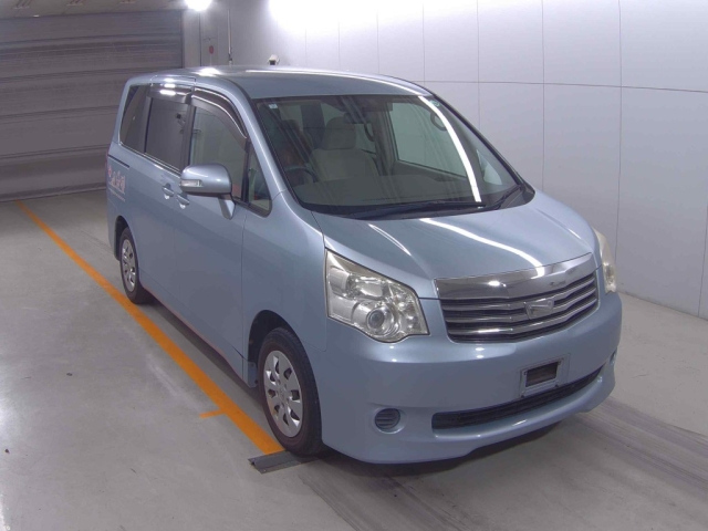 TOYOTA NOAH — фото