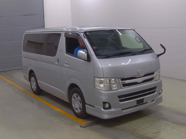 TOYOTA HIACE — фото