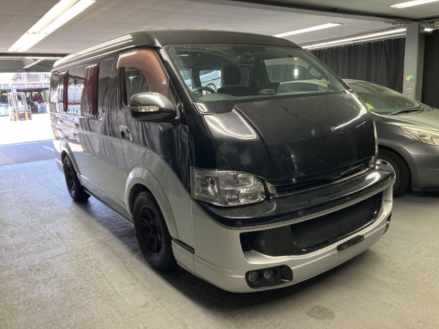 TOYOTA HIACE — фото