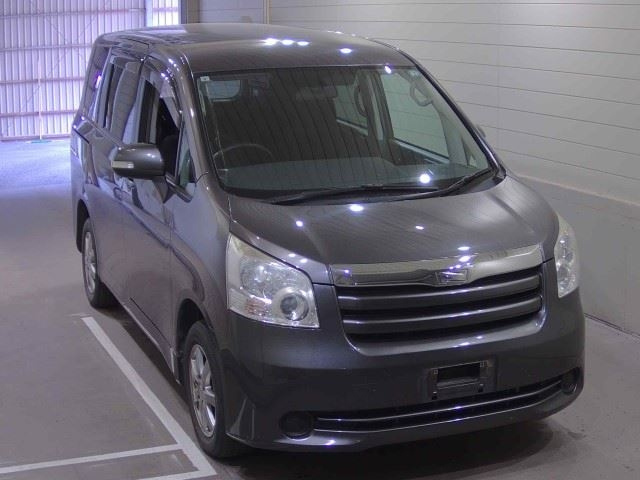 TOYOTA NOAH — фото