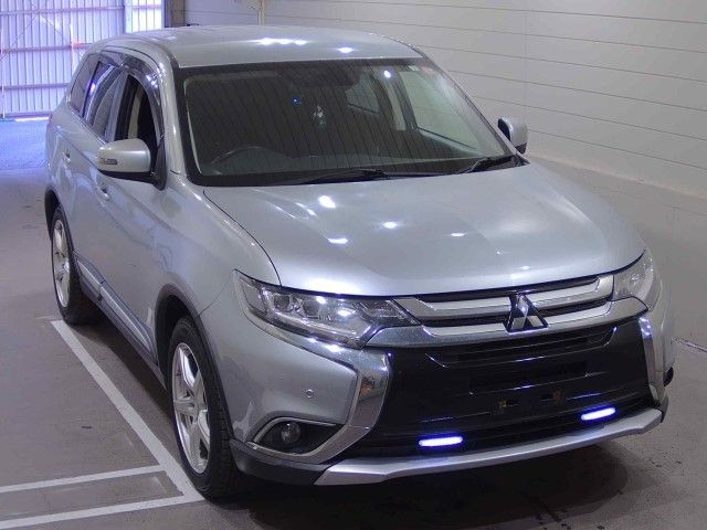 MITSUBISHI OUTLANDER — фото