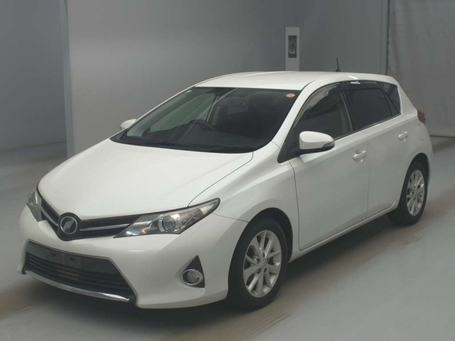 TOYOTA AURIS — фото