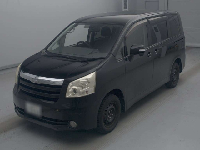 TOYOTA NOAH — фото