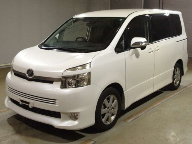 TOYOTA VOXY — фото
