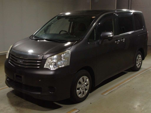 TOYOTA NOAH — фото