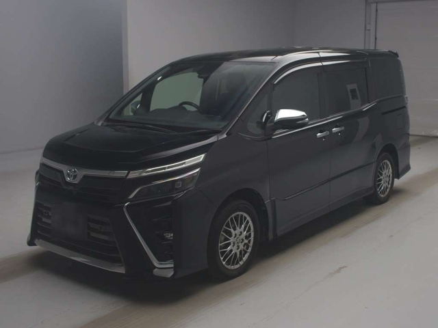 TOYOTA VOXY — фото