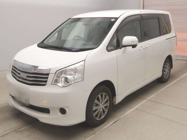 TOYOTA NOAH — фото