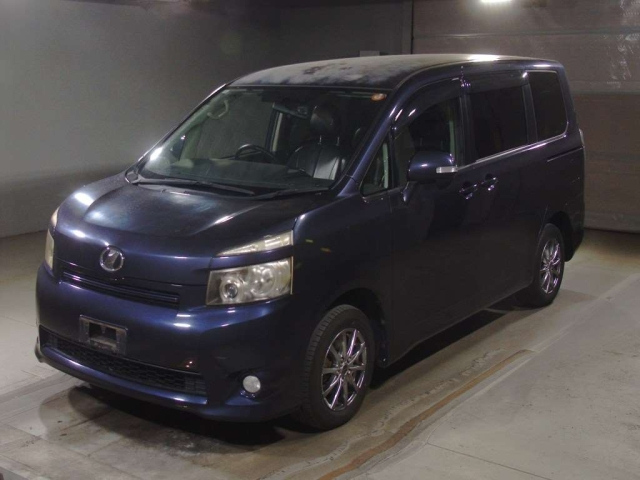 TOYOTA VOXY — фото