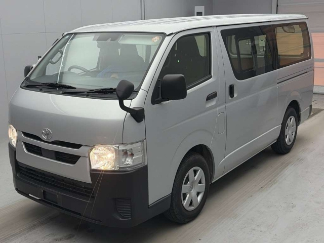TOYOTA HIACE — фото