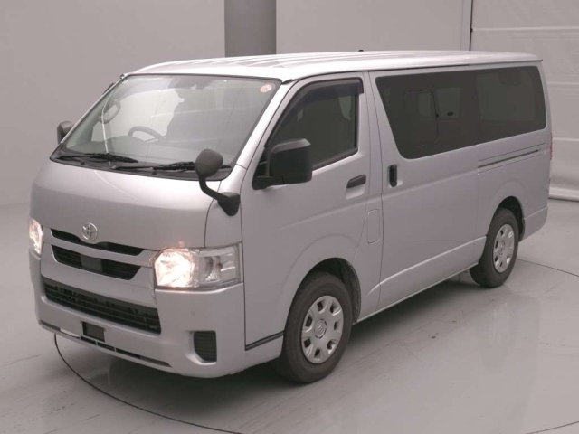 TOYOTA HIACE — фото