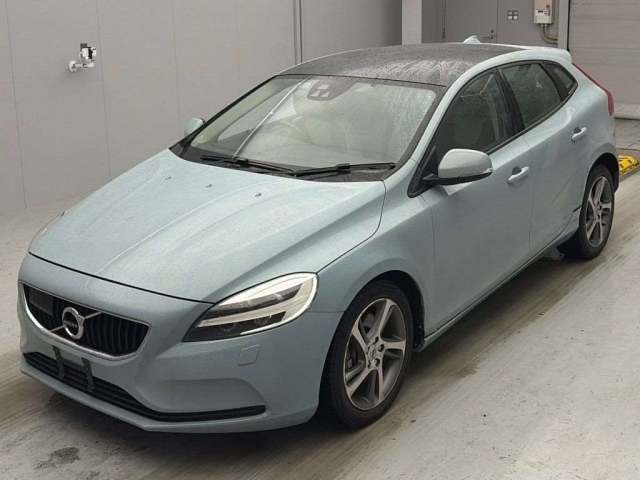 VOLVO V40 — фото