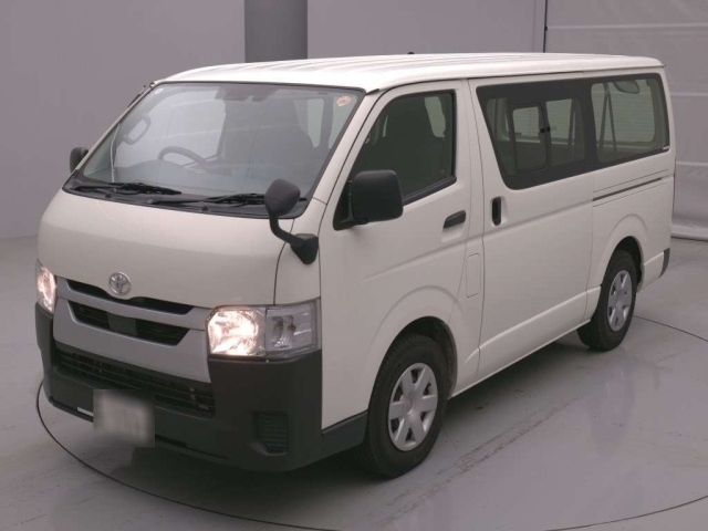 TOYOTA HIACE — фото