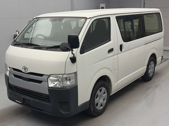 TOYOTA HIACE — фото