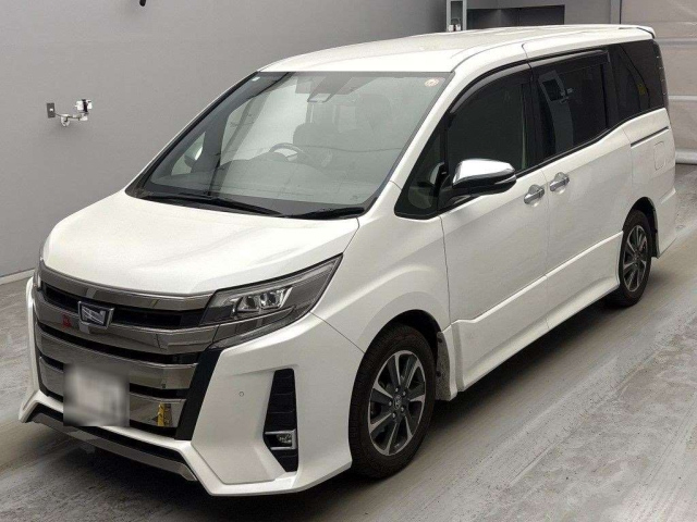 TOYOTA NOAH — фото